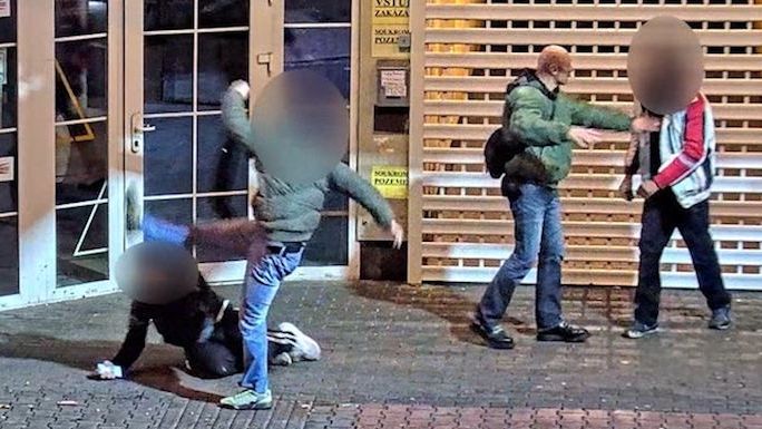Kopance do hlavy v Ostravě: Policie hledá holohlavého muže v bomberu, který přihlížel